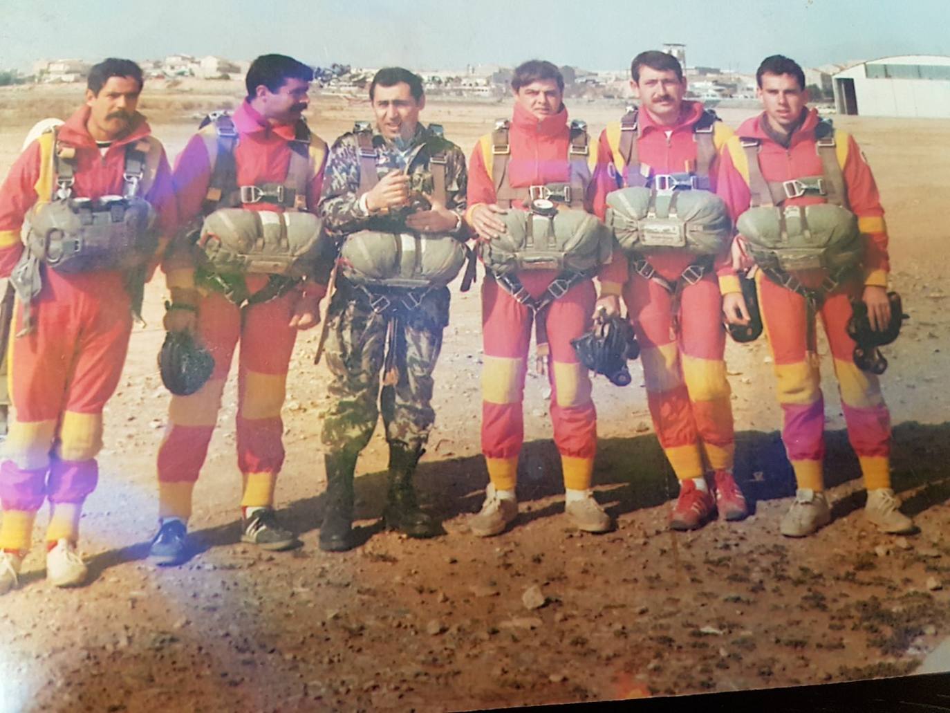 El coronel Martínez Tajadura (3i) con los primeros integrantes de la Papea.