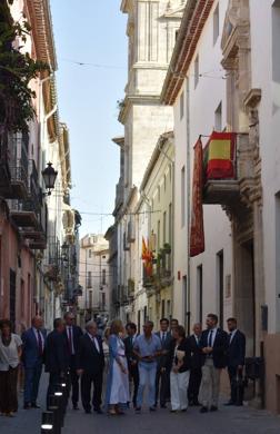 La Infanta doña Elena inició ayer una visita a Caravaca de la Cruz. S.A.R. llegó poco antes de las cinco de la tarde y fue recibida por el hermano mayor de la Cofradía de la Vera Cruz, Luis Melgarejo, y algunos representantes de la Junta Representativa de esta institución religiosa. A las siete de la tarde asistió a la eucaristía en el convento de las Monjas Claras, la ceremonia fue oficiada por el vicario episcopal de la zona Caravaca – Mula, David Martínez; y el prior de los padres carmelitas, fray Pascual Gil. Al finalizar la misa, doña Elena, se aproximó a la reja que separa la zona de clausura del convento para compartir impresiones con las religiosas. 