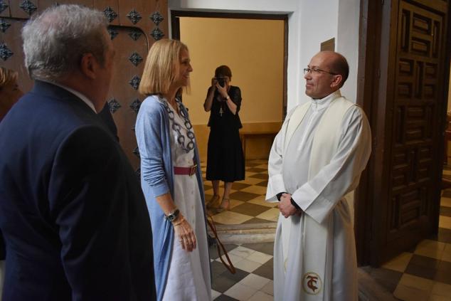 La Infanta doña Elena inició ayer una visita a Caravaca de la Cruz. S.A.R. llegó poco antes de las cinco de la tarde y fue recibida por el hermano mayor de la Cofradía de la Vera Cruz, Luis Melgarejo, y algunos representantes de la Junta Representativa de esta institución religiosa. A las siete de la tarde asistió a la eucaristía en el convento de las Monjas Claras, la ceremonia fue oficiada por el vicario episcopal de la zona Caravaca – Mula, David Martínez; y el prior de los padres carmelitas, fray Pascual Gil. Al finalizar la misa, doña Elena, se aproximó a la reja que separa la zona de clausura del convento para compartir impresiones con las religiosas. 