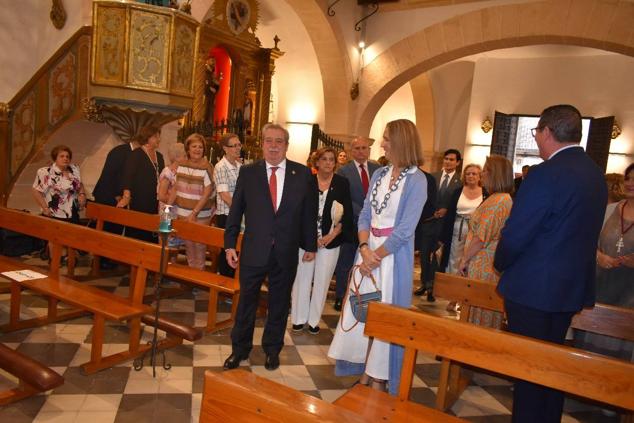 La Infanta doña Elena inició ayer una visita a Caravaca de la Cruz. S.A.R. llegó poco antes de las cinco de la tarde y fue recibida por el hermano mayor de la Cofradía de la Vera Cruz, Luis Melgarejo, y algunos representantes de la Junta Representativa de esta institución religiosa. A las siete de la tarde asistió a la eucaristía en el convento de las Monjas Claras, la ceremonia fue oficiada por el vicario episcopal de la zona Caravaca – Mula, David Martínez; y el prior de los padres carmelitas, fray Pascual Gil. Al finalizar la misa, doña Elena, se aproximó a la reja que separa la zona de clausura del convento para compartir impresiones con las religiosas. 