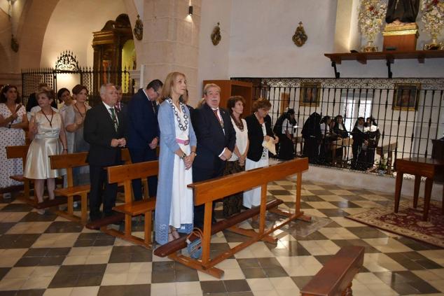 La Infanta doña Elena inició ayer una visita a Caravaca de la Cruz. S.A.R. llegó poco antes de las cinco de la tarde y fue recibida por el hermano mayor de la Cofradía de la Vera Cruz, Luis Melgarejo, y algunos representantes de la Junta Representativa de esta institución religiosa. A las siete de la tarde asistió a la eucaristía en el convento de las Monjas Claras, la ceremonia fue oficiada por el vicario episcopal de la zona Caravaca – Mula, David Martínez; y el prior de los padres carmelitas, fray Pascual Gil. Al finalizar la misa, doña Elena, se aproximó a la reja que separa la zona de clausura del convento para compartir impresiones con las religiosas. 