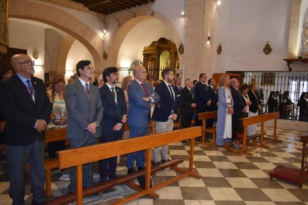 La Infanta doña Elena inició ayer una visita a Caravaca de la Cruz. S.A.R. llegó poco antes de las cinco de la tarde y fue recibida por el hermano mayor de la Cofradía de la Vera Cruz, Luis Melgarejo, y algunos representantes de la Junta Representativa de esta institución religiosa. A las siete de la tarde asistió a la eucaristía en el convento de las Monjas Claras, la ceremonia fue oficiada por el vicario episcopal de la zona Caravaca – Mula, David Martínez; y el prior de los padres carmelitas, fray Pascual Gil. Al finalizar la misa, doña Elena, se aproximó a la reja que separa la zona de clausura del convento para compartir impresiones con las religiosas. 