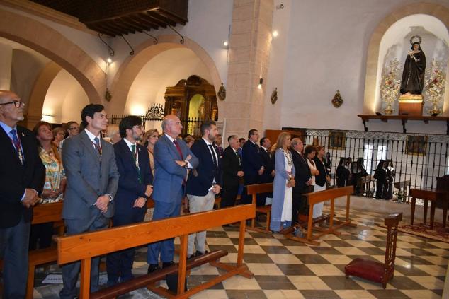 La Infanta doña Elena inició ayer una visita a Caravaca de la Cruz. S.A.R. llegó poco antes de las cinco de la tarde y fue recibida por el hermano mayor de la Cofradía de la Vera Cruz, Luis Melgarejo, y algunos representantes de la Junta Representativa de esta institución religiosa. A las siete de la tarde asistió a la eucaristía en el convento de las Monjas Claras, la ceremonia fue oficiada por el vicario episcopal de la zona Caravaca – Mula, David Martínez; y el prior de los padres carmelitas, fray Pascual Gil. Al finalizar la misa, doña Elena, se aproximó a la reja que separa la zona de clausura del convento para compartir impresiones con las religiosas. 