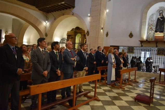 La Infanta doña Elena inició ayer una visita a Caravaca de la Cruz. S.A.R. llegó poco antes de las cinco de la tarde y fue recibida por el hermano mayor de la Cofradía de la Vera Cruz, Luis Melgarejo, y algunos representantes de la Junta Representativa de esta institución religiosa. A las siete de la tarde asistió a la eucaristía en el convento de las Monjas Claras, la ceremonia fue oficiada por el vicario episcopal de la zona Caravaca – Mula, David Martínez; y el prior de los padres carmelitas, fray Pascual Gil. Al finalizar la misa, doña Elena, se aproximó a la reja que separa la zona de clausura del convento para compartir impresiones con las religiosas. 