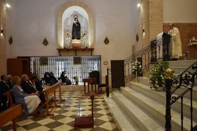 La Infanta doña Elena inició ayer una visita a Caravaca de la Cruz. S.A.R. llegó poco antes de las cinco de la tarde y fue recibida por el hermano mayor de la Cofradía de la Vera Cruz, Luis Melgarejo, y algunos representantes de la Junta Representativa de esta institución religiosa. A las siete de la tarde asistió a la eucaristía en el convento de las Monjas Claras, la ceremonia fue oficiada por el vicario episcopal de la zona Caravaca – Mula, David Martínez; y el prior de los padres carmelitas, fray Pascual Gil. Al finalizar la misa, doña Elena, se aproximó a la reja que separa la zona de clausura del convento para compartir impresiones con las religiosas. 