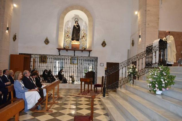 La Infanta doña Elena inició ayer una visita a Caravaca de la Cruz. S.A.R. llegó poco antes de las cinco de la tarde y fue recibida por el hermano mayor de la Cofradía de la Vera Cruz, Luis Melgarejo, y algunos representantes de la Junta Representativa de esta institución religiosa. A las siete de la tarde asistió a la eucaristía en el convento de las Monjas Claras, la ceremonia fue oficiada por el vicario episcopal de la zona Caravaca – Mula, David Martínez; y el prior de los padres carmelitas, fray Pascual Gil. Al finalizar la misa, doña Elena, se aproximó a la reja que separa la zona de clausura del convento para compartir impresiones con las religiosas. 