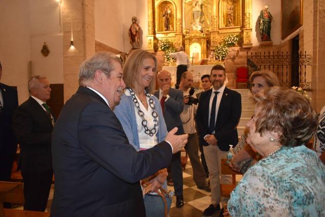 La Infanta doña Elena inició ayer una visita a Caravaca de la Cruz. S.A.R. llegó poco antes de las cinco de la tarde y fue recibida por el hermano mayor de la Cofradía de la Vera Cruz, Luis Melgarejo, y algunos representantes de la Junta Representativa de esta institución religiosa. A las siete de la tarde asistió a la eucaristía en el convento de las Monjas Claras, la ceremonia fue oficiada por el vicario episcopal de la zona Caravaca – Mula, David Martínez; y el prior de los padres carmelitas, fray Pascual Gil. Al finalizar la misa, doña Elena, se aproximó a la reja que separa la zona de clausura del convento para compartir impresiones con las religiosas. 