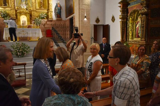 La Infanta doña Elena inició ayer una visita a Caravaca de la Cruz. S.A.R. llegó poco antes de las cinco de la tarde y fue recibida por el hermano mayor de la Cofradía de la Vera Cruz, Luis Melgarejo, y algunos representantes de la Junta Representativa de esta institución religiosa. A las siete de la tarde asistió a la eucaristía en el convento de las Monjas Claras, la ceremonia fue oficiada por el vicario episcopal de la zona Caravaca – Mula, David Martínez; y el prior de los padres carmelitas, fray Pascual Gil. Al finalizar la misa, doña Elena, se aproximó a la reja que separa la zona de clausura del convento para compartir impresiones con las religiosas. 