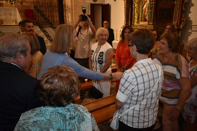La Infanta doña Elena inició ayer una visita a Caravaca de la Cruz. S.A.R. llegó poco antes de las cinco de la tarde y fue recibida por el hermano mayor de la Cofradía de la Vera Cruz, Luis Melgarejo, y algunos representantes de la Junta Representativa de esta institución religiosa. A las siete de la tarde asistió a la eucaristía en el convento de las Monjas Claras, la ceremonia fue oficiada por el vicario episcopal de la zona Caravaca – Mula, David Martínez; y el prior de los padres carmelitas, fray Pascual Gil. Al finalizar la misa, doña Elena, se aproximó a la reja que separa la zona de clausura del convento para compartir impresiones con las religiosas. 