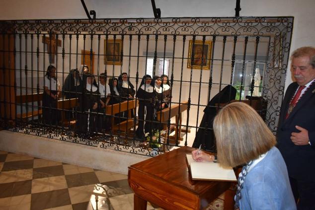 La Infanta doña Elena inició ayer una visita a Caravaca de la Cruz. S.A.R. llegó poco antes de las cinco de la tarde y fue recibida por el hermano mayor de la Cofradía de la Vera Cruz, Luis Melgarejo, y algunos representantes de la Junta Representativa de esta institución religiosa. A las siete de la tarde asistió a la eucaristía en el convento de las Monjas Claras, la ceremonia fue oficiada por el vicario episcopal de la zona Caravaca – Mula, David Martínez; y el prior de los padres carmelitas, fray Pascual Gil. Al finalizar la misa, doña Elena, se aproximó a la reja que separa la zona de clausura del convento para compartir impresiones con las religiosas. 