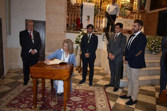 La Infanta doña Elena inició ayer una visita a Caravaca de la Cruz. S.A.R. llegó poco antes de las cinco de la tarde y fue recibida por el hermano mayor de la Cofradía de la Vera Cruz, Luis Melgarejo, y algunos representantes de la Junta Representativa de esta institución religiosa. A las siete de la tarde asistió a la eucaristía en el convento de las Monjas Claras, la ceremonia fue oficiada por el vicario episcopal de la zona Caravaca – Mula, David Martínez; y el prior de los padres carmelitas, fray Pascual Gil. Al finalizar la misa, doña Elena, se aproximó a la reja que separa la zona de clausura del convento para compartir impresiones con las religiosas. 