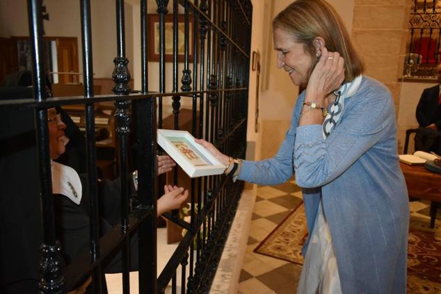 La Infanta doña Elena inició ayer una visita a Caravaca de la Cruz. S.A.R. llegó poco antes de las cinco de la tarde y fue recibida por el hermano mayor de la Cofradía de la Vera Cruz, Luis Melgarejo, y algunos representantes de la Junta Representativa de esta institución religiosa. A las siete de la tarde asistió a la eucaristía en el convento de las Monjas Claras, la ceremonia fue oficiada por el vicario episcopal de la zona Caravaca – Mula, David Martínez; y el prior de los padres carmelitas, fray Pascual Gil. Al finalizar la misa, doña Elena, se aproximó a la reja que separa la zona de clausura del convento para compartir impresiones con las religiosas. 