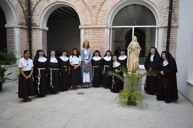 La Infanta doña Elena inició ayer una visita a Caravaca de la Cruz. S.A.R. llegó poco antes de las cinco de la tarde y fue recibida por el hermano mayor de la Cofradía de la Vera Cruz, Luis Melgarejo, y algunos representantes de la Junta Representativa de esta institución religiosa. A las siete de la tarde asistió a la eucaristía en el convento de las Monjas Claras, la ceremonia fue oficiada por el vicario episcopal de la zona Caravaca – Mula, David Martínez; y el prior de los padres carmelitas, fray Pascual Gil. Al finalizar la misa, doña Elena, se aproximó a la reja que separa la zona de clausura del convento para compartir impresiones con las religiosas. 