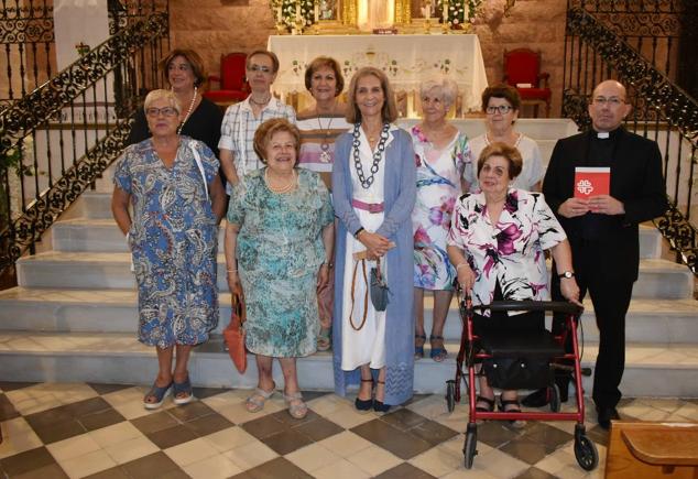La Infanta doña Elena inició ayer una visita a Caravaca de la Cruz. S.A.R. llegó poco antes de las cinco de la tarde y fue recibida por el hermano mayor de la Cofradía de la Vera Cruz, Luis Melgarejo, y algunos representantes de la Junta Representativa de esta institución religiosa. A las siete de la tarde asistió a la eucaristía en el convento de las Monjas Claras, la ceremonia fue oficiada por el vicario episcopal de la zona Caravaca – Mula, David Martínez; y el prior de los padres carmelitas, fray Pascual Gil. Al finalizar la misa, doña Elena, se aproximó a la reja que separa la zona de clausura del convento para compartir impresiones con las religiosas. 
