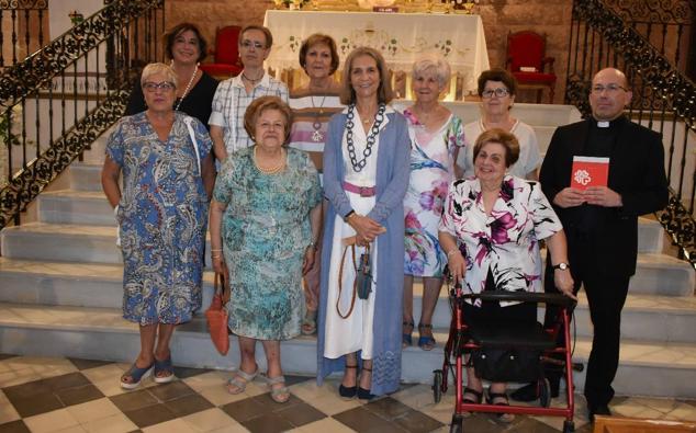 La Infanta doña Elena inició ayer una visita a Caravaca de la Cruz. S.A.R. llegó poco antes de las cinco de la tarde y fue recibida por el hermano mayor de la Cofradía de la Vera Cruz, Luis Melgarejo, y algunos representantes de la Junta Representativa de esta institución religiosa. A las siete de la tarde asistió a la eucaristía en el convento de las Monjas Claras, la ceremonia fue oficiada por el vicario episcopal de la zona Caravaca – Mula, David Martínez; y el prior de los padres carmelitas, fray Pascual Gil. Al finalizar la misa, doña Elena, se aproximó a la reja que separa la zona de clausura del convento para compartir impresiones con las religiosas. 