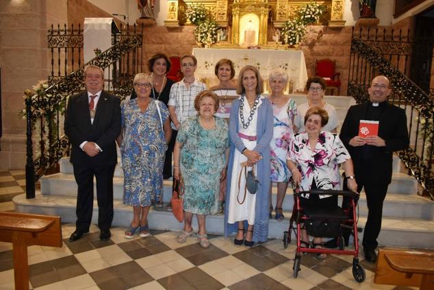 La Infanta doña Elena inició ayer una visita a Caravaca de la Cruz. S.A.R. llegó poco antes de las cinco de la tarde y fue recibida por el hermano mayor de la Cofradía de la Vera Cruz, Luis Melgarejo, y algunos representantes de la Junta Representativa de esta institución religiosa. A las siete de la tarde asistió a la eucaristía en el convento de las Monjas Claras, la ceremonia fue oficiada por el vicario episcopal de la zona Caravaca – Mula, David Martínez; y el prior de los padres carmelitas, fray Pascual Gil. Al finalizar la misa, doña Elena, se aproximó a la reja que separa la zona de clausura del convento para compartir impresiones con las religiosas. 