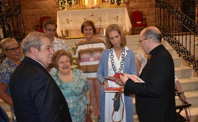 La Infanta doña Elena inició ayer una visita a Caravaca de la Cruz. S.A.R. llegó poco antes de las cinco de la tarde y fue recibida por el hermano mayor de la Cofradía de la Vera Cruz, Luis Melgarejo, y algunos representantes de la Junta Representativa de esta institución religiosa. A las siete de la tarde asistió a la eucaristía en el convento de las Monjas Claras, la ceremonia fue oficiada por el vicario episcopal de la zona Caravaca – Mula, David Martínez; y el prior de los padres carmelitas, fray Pascual Gil. Al finalizar la misa, doña Elena, se aproximó a la reja que separa la zona de clausura del convento para compartir impresiones con las religiosas. 