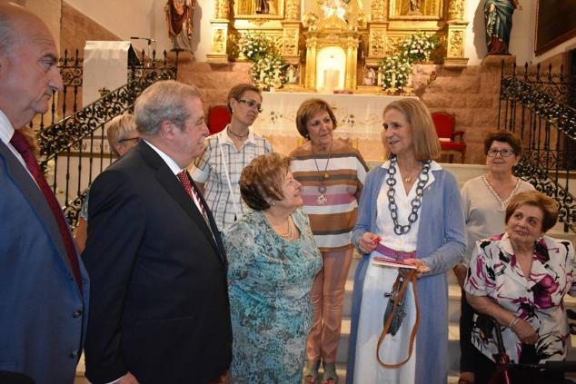 La Infanta doña Elena inició ayer una visita a Caravaca de la Cruz. S.A.R. llegó poco antes de las cinco de la tarde y fue recibida por el hermano mayor de la Cofradía de la Vera Cruz, Luis Melgarejo, y algunos representantes de la Junta Representativa de esta institución religiosa. A las siete de la tarde asistió a la eucaristía en el convento de las Monjas Claras, la ceremonia fue oficiada por el vicario episcopal de la zona Caravaca – Mula, David Martínez; y el prior de los padres carmelitas, fray Pascual Gil. Al finalizar la misa, doña Elena, se aproximó a la reja que separa la zona de clausura del convento para compartir impresiones con las religiosas. 
