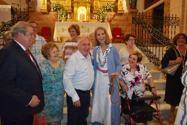 La Infanta doña Elena inició ayer una visita a Caravaca de la Cruz. S.A.R. llegó poco antes de las cinco de la tarde y fue recibida por el hermano mayor de la Cofradía de la Vera Cruz, Luis Melgarejo, y algunos representantes de la Junta Representativa de esta institución religiosa. A las siete de la tarde asistió a la eucaristía en el convento de las Monjas Claras, la ceremonia fue oficiada por el vicario episcopal de la zona Caravaca – Mula, David Martínez; y el prior de los padres carmelitas, fray Pascual Gil. Al finalizar la misa, doña Elena, se aproximó a la reja que separa la zona de clausura del convento para compartir impresiones con las religiosas. 