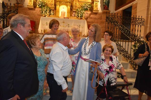 La Infanta doña Elena inició ayer una visita a Caravaca de la Cruz. S.A.R. llegó poco antes de las cinco de la tarde y fue recibida por el hermano mayor de la Cofradía de la Vera Cruz, Luis Melgarejo, y algunos representantes de la Junta Representativa de esta institución religiosa. A las siete de la tarde asistió a la eucaristía en el convento de las Monjas Claras, la ceremonia fue oficiada por el vicario episcopal de la zona Caravaca – Mula, David Martínez; y el prior de los padres carmelitas, fray Pascual Gil. Al finalizar la misa, doña Elena, se aproximó a la reja que separa la zona de clausura del convento para compartir impresiones con las religiosas. 