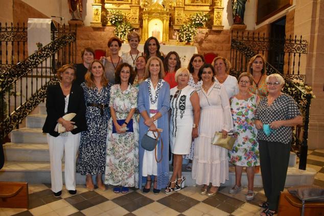 La Infanta doña Elena inició ayer una visita a Caravaca de la Cruz. S.A.R. llegó poco antes de las cinco de la tarde y fue recibida por el hermano mayor de la Cofradía de la Vera Cruz, Luis Melgarejo, y algunos representantes de la Junta Representativa de esta institución religiosa. A las siete de la tarde asistió a la eucaristía en el convento de las Monjas Claras, la ceremonia fue oficiada por el vicario episcopal de la zona Caravaca – Mula, David Martínez; y el prior de los padres carmelitas, fray Pascual Gil. Al finalizar la misa, doña Elena, se aproximó a la reja que separa la zona de clausura del convento para compartir impresiones con las religiosas. 