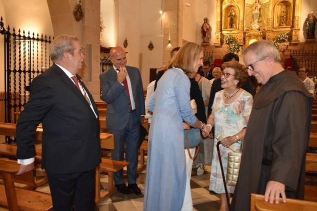 La Infanta doña Elena inició ayer una visita a Caravaca de la Cruz. S.A.R. llegó poco antes de las cinco de la tarde y fue recibida por el hermano mayor de la Cofradía de la Vera Cruz, Luis Melgarejo, y algunos representantes de la Junta Representativa de esta institución religiosa. A las siete de la tarde asistió a la eucaristía en el convento de las Monjas Claras, la ceremonia fue oficiada por el vicario episcopal de la zona Caravaca – Mula, David Martínez; y el prior de los padres carmelitas, fray Pascual Gil. Al finalizar la misa, doña Elena, se aproximó a la reja que separa la zona de clausura del convento para compartir impresiones con las religiosas. 