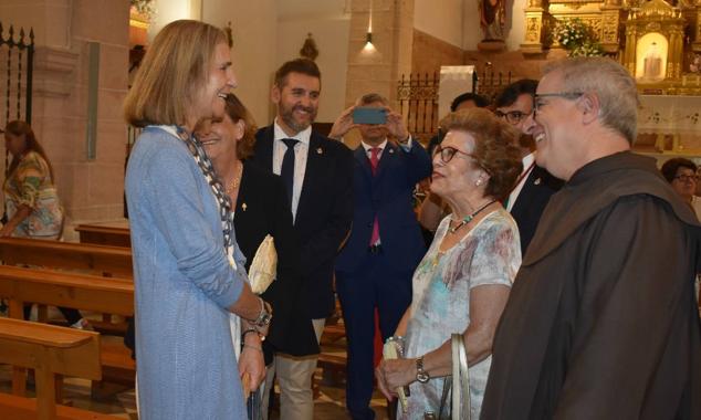 La Infanta doña Elena inició ayer una visita a Caravaca de la Cruz. S.A.R. llegó poco antes de las cinco de la tarde y fue recibida por el hermano mayor de la Cofradía de la Vera Cruz, Luis Melgarejo, y algunos representantes de la Junta Representativa de esta institución religiosa. A las siete de la tarde asistió a la eucaristía en el convento de las Monjas Claras, la ceremonia fue oficiada por el vicario episcopal de la zona Caravaca – Mula, David Martínez; y el prior de los padres carmelitas, fray Pascual Gil. Al finalizar la misa, doña Elena, se aproximó a la reja que separa la zona de clausura del convento para compartir impresiones con las religiosas. 