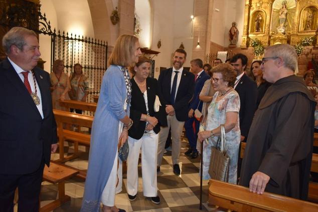 La Infanta doña Elena inició ayer una visita a Caravaca de la Cruz. S.A.R. llegó poco antes de las cinco de la tarde y fue recibida por el hermano mayor de la Cofradía de la Vera Cruz, Luis Melgarejo, y algunos representantes de la Junta Representativa de esta institución religiosa. A las siete de la tarde asistió a la eucaristía en el convento de las Monjas Claras, la ceremonia fue oficiada por el vicario episcopal de la zona Caravaca – Mula, David Martínez; y el prior de los padres carmelitas, fray Pascual Gil. Al finalizar la misa, doña Elena, se aproximó a la reja que separa la zona de clausura del convento para compartir impresiones con las religiosas. 