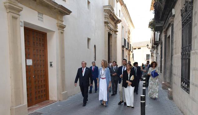 La Infanta doña Elena inició ayer una visita a Caravaca de la Cruz. S.A.R. llegó poco antes de las cinco de la tarde y fue recibida por el hermano mayor de la Cofradía de la Vera Cruz, Luis Melgarejo, y algunos representantes de la Junta Representativa de esta institución religiosa. A las siete de la tarde asistió a la eucaristía en el convento de las Monjas Claras, la ceremonia fue oficiada por el vicario episcopal de la zona Caravaca – Mula, David Martínez; y el prior de los padres carmelitas, fray Pascual Gil. Al finalizar la misa, doña Elena, se aproximó a la reja que separa la zona de clausura del convento para compartir impresiones con las religiosas. 