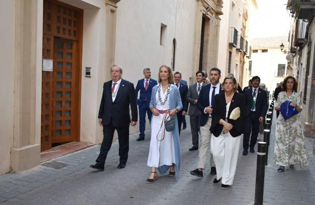 La Infanta doña Elena inició ayer una visita a Caravaca de la Cruz. S.A.R. llegó poco antes de las cinco de la tarde y fue recibida por el hermano mayor de la Cofradía de la Vera Cruz, Luis Melgarejo, y algunos representantes de la Junta Representativa de esta institución religiosa. A las siete de la tarde asistió a la eucaristía en el convento de las Monjas Claras, la ceremonia fue oficiada por el vicario episcopal de la zona Caravaca – Mula, David Martínez; y el prior de los padres carmelitas, fray Pascual Gil. Al finalizar la misa, doña Elena, se aproximó a la reja que separa la zona de clausura del convento para compartir impresiones con las religiosas. 