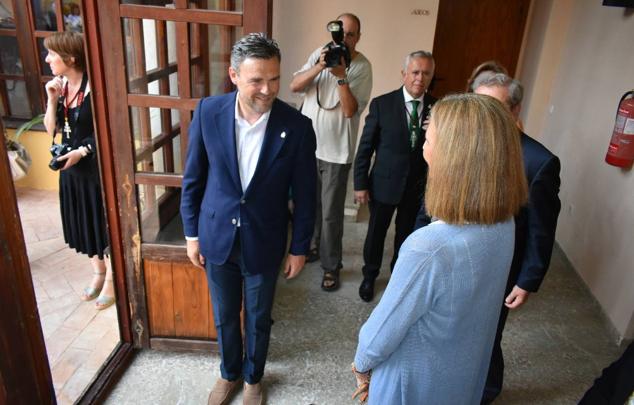 La Infanta doña Elena inició ayer una visita a Caravaca de la Cruz. S.A.R. llegó poco antes de las cinco de la tarde y fue recibida por el hermano mayor de la Cofradía de la Vera Cruz, Luis Melgarejo, y algunos representantes de la Junta Representativa de esta institución religiosa. A las siete de la tarde asistió a la eucaristía en el convento de las Monjas Claras, la ceremonia fue oficiada por el vicario episcopal de la zona Caravaca – Mula, David Martínez; y el prior de los padres carmelitas, fray Pascual Gil. Al finalizar la misa, doña Elena, se aproximó a la reja que separa la zona de clausura del convento para compartir impresiones con las religiosas. 