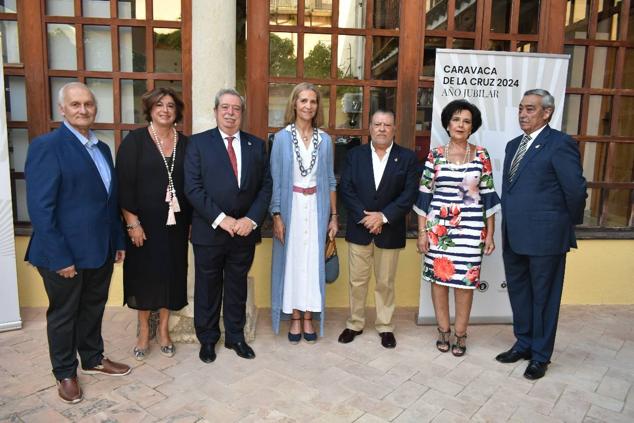 La Infanta doña Elena inició ayer una visita a Caravaca de la Cruz. S.A.R. llegó poco antes de las cinco de la tarde y fue recibida por el hermano mayor de la Cofradía de la Vera Cruz, Luis Melgarejo, y algunos representantes de la Junta Representativa de esta institución religiosa. A las siete de la tarde asistió a la eucaristía en el convento de las Monjas Claras, la ceremonia fue oficiada por el vicario episcopal de la zona Caravaca – Mula, David Martínez; y el prior de los padres carmelitas, fray Pascual Gil. Al finalizar la misa, doña Elena, se aproximó a la reja que separa la zona de clausura del convento para compartir impresiones con las religiosas. 