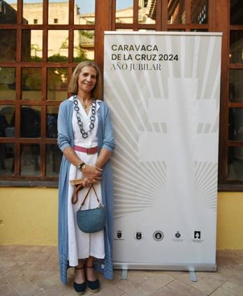 La Infanta doña Elena inició ayer una visita a Caravaca de la Cruz. S.A.R. llegó poco antes de las cinco de la tarde y fue recibida por el hermano mayor de la Cofradía de la Vera Cruz, Luis Melgarejo, y algunos representantes de la Junta Representativa de esta institución religiosa. A las siete de la tarde asistió a la eucaristía en el convento de las Monjas Claras, la ceremonia fue oficiada por el vicario episcopal de la zona Caravaca – Mula, David Martínez; y el prior de los padres carmelitas, fray Pascual Gil. Al finalizar la misa, doña Elena, se aproximó a la reja que separa la zona de clausura del convento para compartir impresiones con las religiosas. 