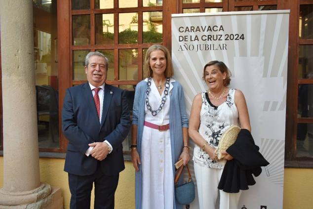 La Infanta doña Elena inició ayer una visita a Caravaca de la Cruz. S.A.R. llegó poco antes de las cinco de la tarde y fue recibida por el hermano mayor de la Cofradía de la Vera Cruz, Luis Melgarejo, y algunos representantes de la Junta Representativa de esta institución religiosa. A las siete de la tarde asistió a la eucaristía en el convento de las Monjas Claras, la ceremonia fue oficiada por el vicario episcopal de la zona Caravaca – Mula, David Martínez; y el prior de los padres carmelitas, fray Pascual Gil. Al finalizar la misa, doña Elena, se aproximó a la reja que separa la zona de clausura del convento para compartir impresiones con las religiosas. 