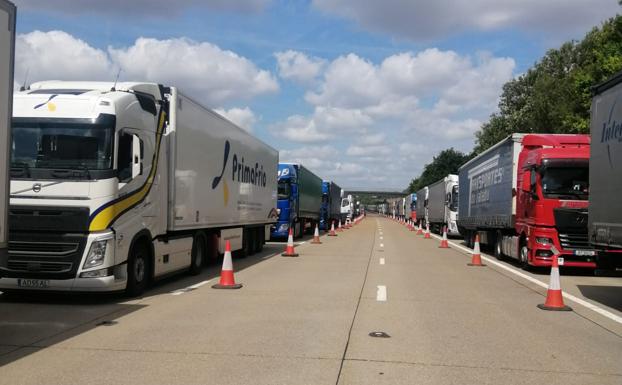 Fila de camiones parados a la entrada del puerto de Dover. 