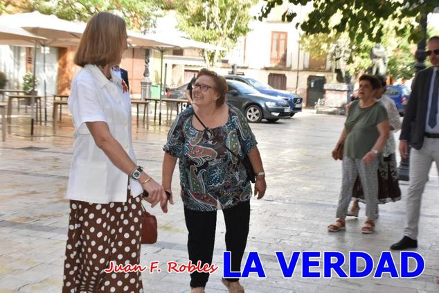 La Infanta Elena fue recibida por el alcalde de Caravaca, José Francisco García, en el Ayuntamiento; saludó a los concejales de la Corporación Municipal y firmó en el libro de honor del consistorio. El regidor caravaqueño entregó a doña Elena una maqueta del castillo-basílica de la Vera Cruz bañada en plata y varios pares de alpargatas de yute fabricadas en una fábrica caravaqueña. La misma que también ha servido este producto artesanal a la Reina Letizia y a Doña Sofía.