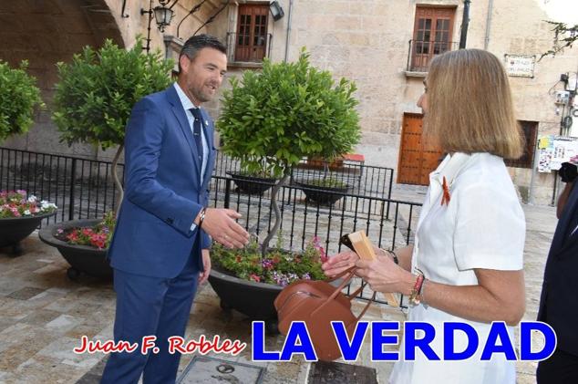 La Infanta Elena fue recibida por el alcalde de Caravaca, José Francisco García, en el Ayuntamiento; saludó a los concejales de la Corporación Municipal y firmó en el libro de honor del consistorio. El regidor caravaqueño entregó a doña Elena una maqueta del castillo-basílica de la Vera Cruz bañada en plata y varios pares de alpargatas de yute fabricadas en una fábrica caravaqueña. La misma que también ha servido este producto artesanal a la Reina Letizia y a Doña Sofía.