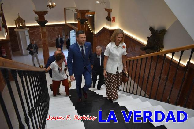 La Infanta Elena fue recibida por el alcalde de Caravaca, José Francisco García, en el Ayuntamiento; saludó a los concejales de la Corporación Municipal y firmó en el libro de honor del consistorio. El regidor caravaqueño entregó a doña Elena una maqueta del castillo-basílica de la Vera Cruz bañada en plata y varios pares de alpargatas de yute fabricadas en una fábrica caravaqueña. La misma que también ha servido este producto artesanal a la Reina Letizia y a Doña Sofía.