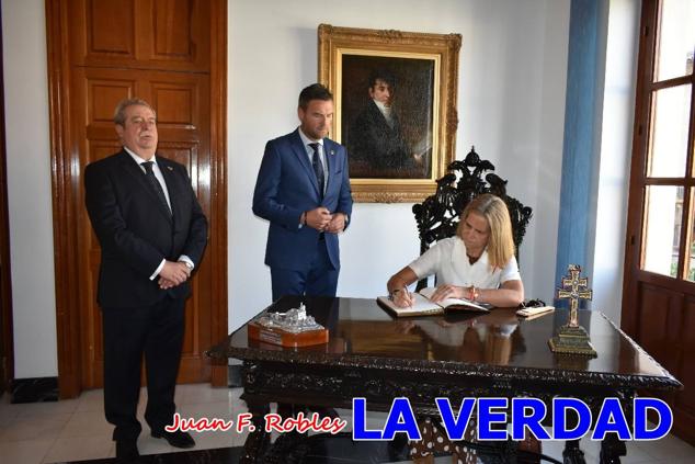 La Infanta Elena fue recibida por el alcalde de Caravaca, José Francisco García, en el Ayuntamiento; saludó a los concejales de la Corporación Municipal y firmó en el libro de honor del consistorio. El regidor caravaqueño entregó a doña Elena una maqueta del castillo-basílica de la Vera Cruz bañada en plata y varios pares de alpargatas de yute fabricadas en una fábrica caravaqueña. La misma que también ha servido este producto artesanal a la Reina Letizia y a Doña Sofía.