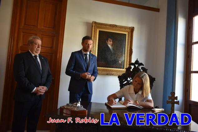 La Infanta Elena fue recibida por el alcalde de Caravaca, José Francisco García, en el Ayuntamiento; saludó a los concejales de la Corporación Municipal y firmó en el libro de honor del consistorio. El regidor caravaqueño entregó a doña Elena una maqueta del castillo-basílica de la Vera Cruz bañada en plata y varios pares de alpargatas de yute fabricadas en una fábrica caravaqueña. La misma que también ha servido este producto artesanal a la Reina Letizia y a Doña Sofía.