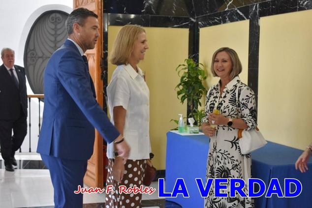 La Infanta Elena fue recibida por el alcalde de Caravaca, José Francisco García, en el Ayuntamiento; saludó a los concejales de la Corporación Municipal y firmó en el libro de honor del consistorio. El regidor caravaqueño entregó a doña Elena una maqueta del castillo-basílica de la Vera Cruz bañada en plata y varios pares de alpargatas de yute fabricadas en una fábrica caravaqueña. La misma que también ha servido este producto artesanal a la Reina Letizia y a Doña Sofía.