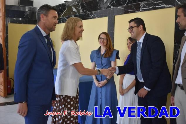 La Infanta Elena fue recibida por el alcalde de Caravaca, José Francisco García, en el Ayuntamiento; saludó a los concejales de la Corporación Municipal y firmó en el libro de honor del consistorio. El regidor caravaqueño entregó a doña Elena una maqueta del castillo-basílica de la Vera Cruz bañada en plata y varios pares de alpargatas de yute fabricadas en una fábrica caravaqueña. La misma que también ha servido este producto artesanal a la Reina Letizia y a Doña Sofía.