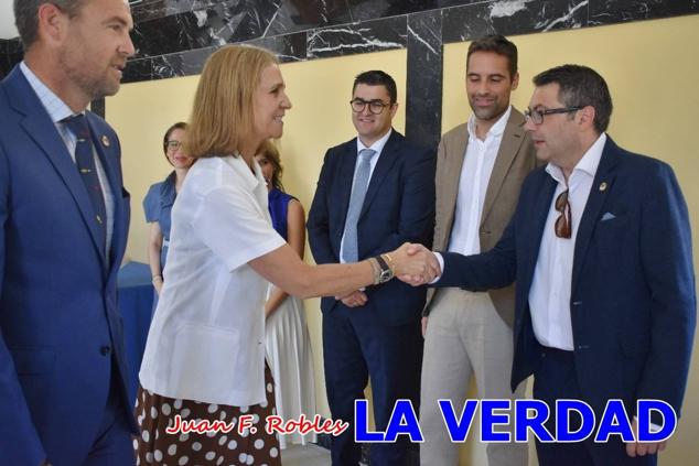 La Infanta Elena fue recibida por el alcalde de Caravaca, José Francisco García, en el Ayuntamiento; saludó a los concejales de la Corporación Municipal y firmó en el libro de honor del consistorio. El regidor caravaqueño entregó a doña Elena una maqueta del castillo-basílica de la Vera Cruz bañada en plata y varios pares de alpargatas de yute fabricadas en una fábrica caravaqueña. La misma que también ha servido este producto artesanal a la Reina Letizia y a Doña Sofía.