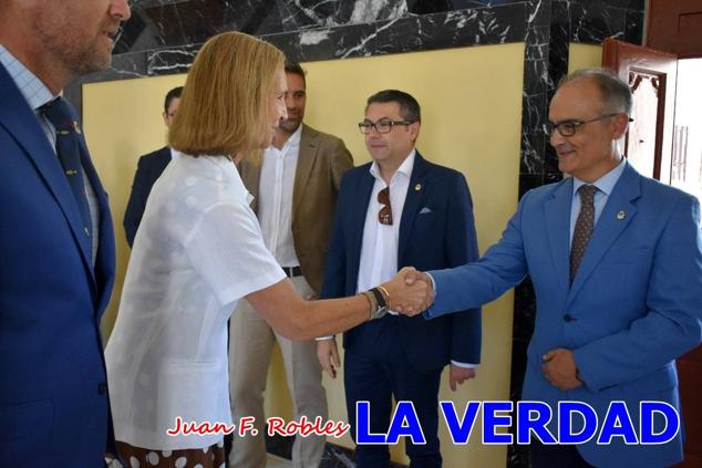 La Infanta Elena fue recibida por el alcalde de Caravaca, José Francisco García, en el Ayuntamiento; saludó a los concejales de la Corporación Municipal y firmó en el libro de honor del consistorio. El regidor caravaqueño entregó a doña Elena una maqueta del castillo-basílica de la Vera Cruz bañada en plata y varios pares de alpargatas de yute fabricadas en una fábrica caravaqueña. La misma que también ha servido este producto artesanal a la Reina Letizia y a Doña Sofía.