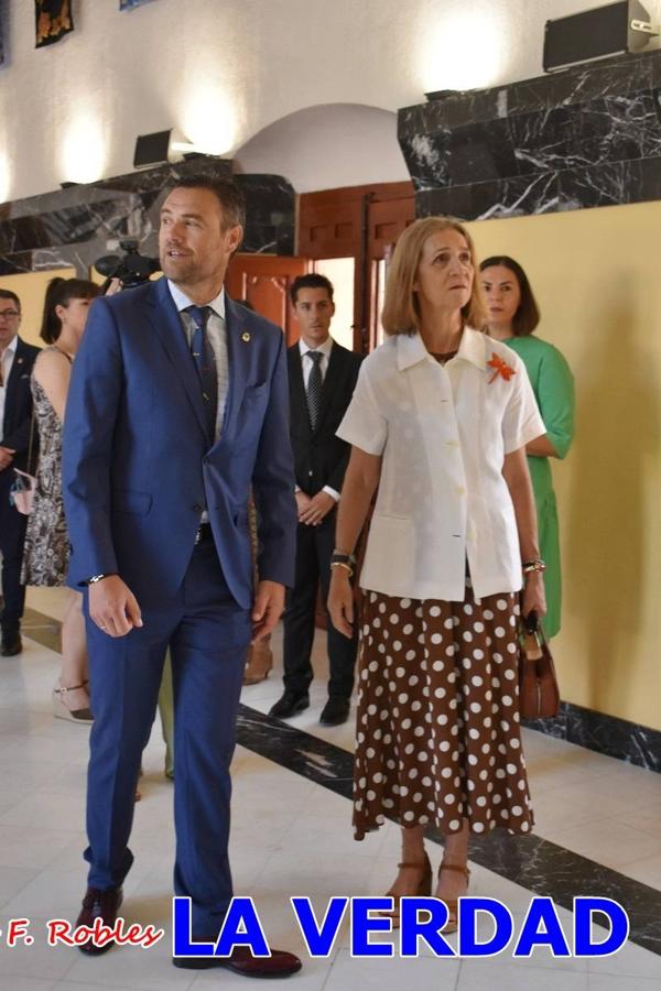La Infanta Elena fue recibida por el alcalde de Caravaca, José Francisco García, en el Ayuntamiento; saludó a los concejales de la Corporación Municipal y firmó en el libro de honor del consistorio. El regidor caravaqueño entregó a doña Elena una maqueta del castillo-basílica de la Vera Cruz bañada en plata y varios pares de alpargatas de yute fabricadas en una fábrica caravaqueña. La misma que también ha servido este producto artesanal a la Reina Letizia y a Doña Sofía.