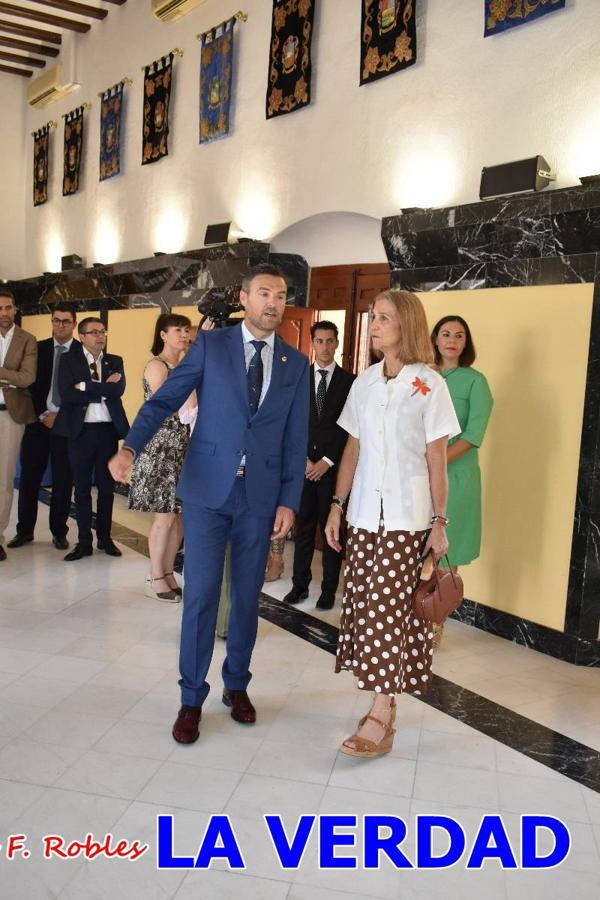 La Infanta Elena fue recibida por el alcalde de Caravaca, José Francisco García, en el Ayuntamiento; saludó a los concejales de la Corporación Municipal y firmó en el libro de honor del consistorio. El regidor caravaqueño entregó a doña Elena una maqueta del castillo-basílica de la Vera Cruz bañada en plata y varios pares de alpargatas de yute fabricadas en una fábrica caravaqueña. La misma que también ha servido este producto artesanal a la Reina Letizia y a Doña Sofía.
