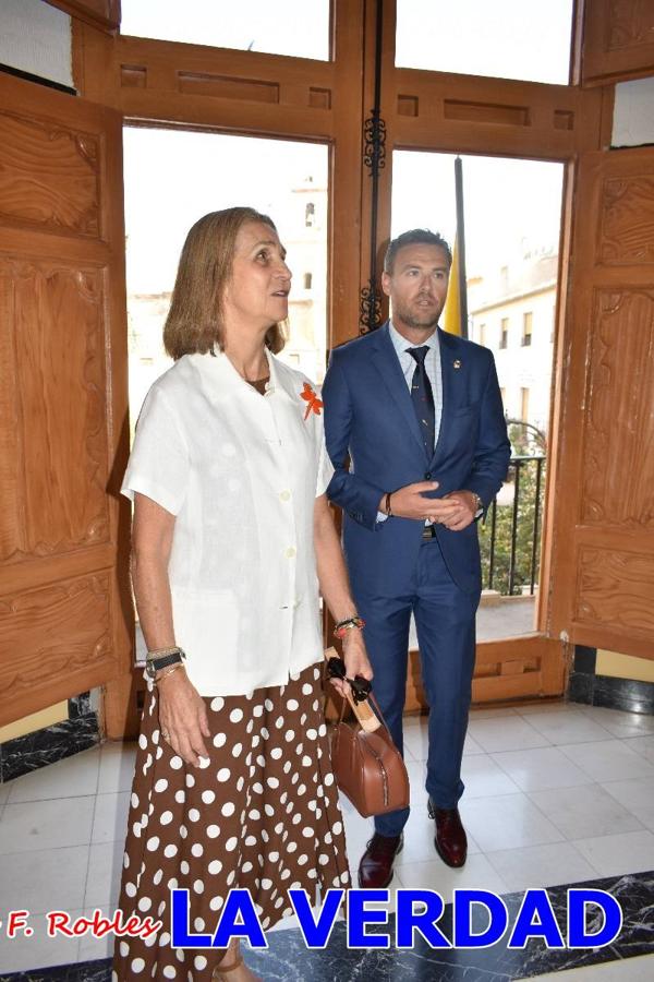 La Infanta Elena fue recibida por el alcalde de Caravaca, José Francisco García, en el Ayuntamiento; saludó a los concejales de la Corporación Municipal y firmó en el libro de honor del consistorio. El regidor caravaqueño entregó a doña Elena una maqueta del castillo-basílica de la Vera Cruz bañada en plata y varios pares de alpargatas de yute fabricadas en una fábrica caravaqueña. La misma que también ha servido este producto artesanal a la Reina Letizia y a Doña Sofía.