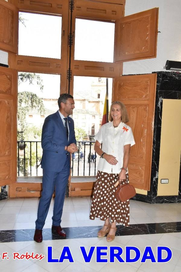 La Infanta Elena fue recibida por el alcalde de Caravaca, José Francisco García, en el Ayuntamiento; saludó a los concejales de la Corporación Municipal y firmó en el libro de honor del consistorio. El regidor caravaqueño entregó a doña Elena una maqueta del castillo-basílica de la Vera Cruz bañada en plata y varios pares de alpargatas de yute fabricadas en una fábrica caravaqueña. La misma que también ha servido este producto artesanal a la Reina Letizia y a Doña Sofía.
