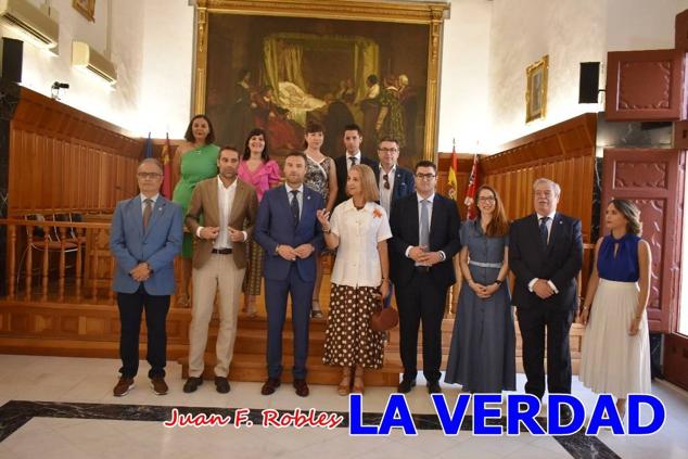 La Infanta Elena fue recibida por el alcalde de Caravaca, José Francisco García, en el Ayuntamiento; saludó a los concejales de la Corporación Municipal y firmó en el libro de honor del consistorio. El regidor caravaqueño entregó a doña Elena una maqueta del castillo-basílica de la Vera Cruz bañada en plata y varios pares de alpargatas de yute fabricadas en una fábrica caravaqueña. La misma que también ha servido este producto artesanal a la Reina Letizia y a Doña Sofía.