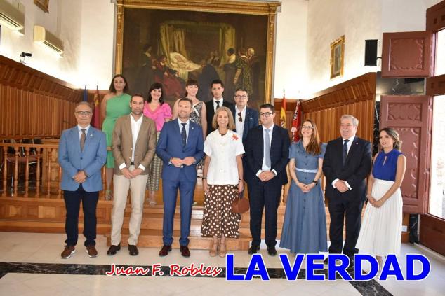 La Infanta Elena fue recibida por el alcalde de Caravaca, José Francisco García, en el Ayuntamiento; saludó a los concejales de la Corporación Municipal y firmó en el libro de honor del consistorio. El regidor caravaqueño entregó a doña Elena una maqueta del castillo-basílica de la Vera Cruz bañada en plata y varios pares de alpargatas de yute fabricadas en una fábrica caravaqueña. La misma que también ha servido este producto artesanal a la Reina Letizia y a Doña Sofía.
